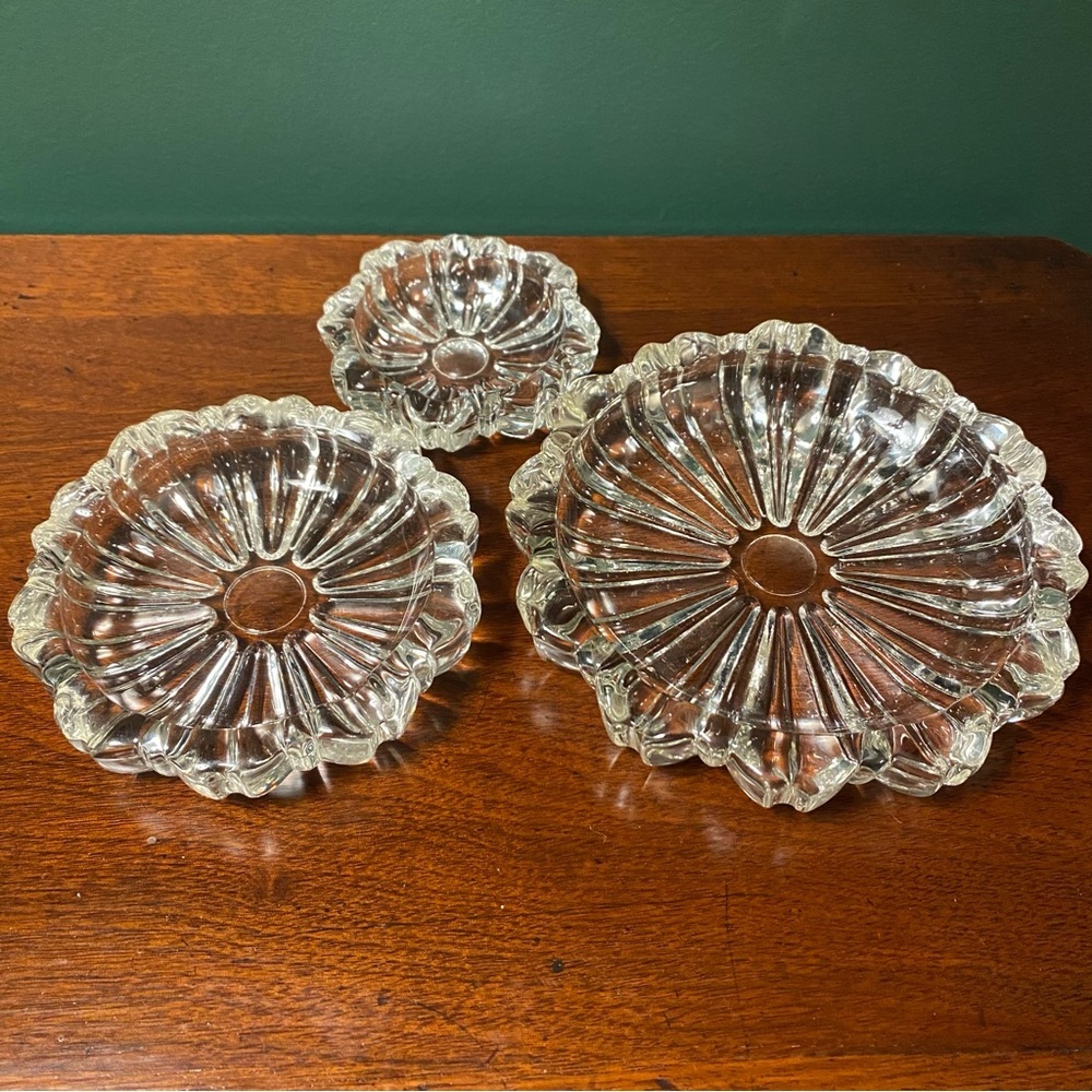 Hazel-Atlas nesting floral ashtrays - Picture 2 of 6